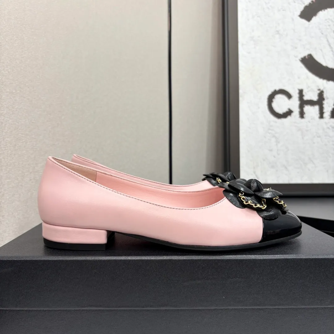 👟👟Ex-factory price 580👟👟 CHANEL｜Chanel Chanel 25C early spring new product Camellia series flat shoes This season’s Camellia series is really beautiful😍 Grandma Xiang’s family has always been elegant and ladylike, full of high-end sense! It’s very nice on the feet~ Whether worn barefoot or paired with skirts or trousers, it’s very versatile! Incomparably beautiful! Extraordinarily fairy 🧚 Overwhelmingly girly‼ ️ The upper is made of imported lambskin, the lining is made of mixed sheepskin, and the Italian A-grade leather outsole Size: 35-39 (40/41 customized)